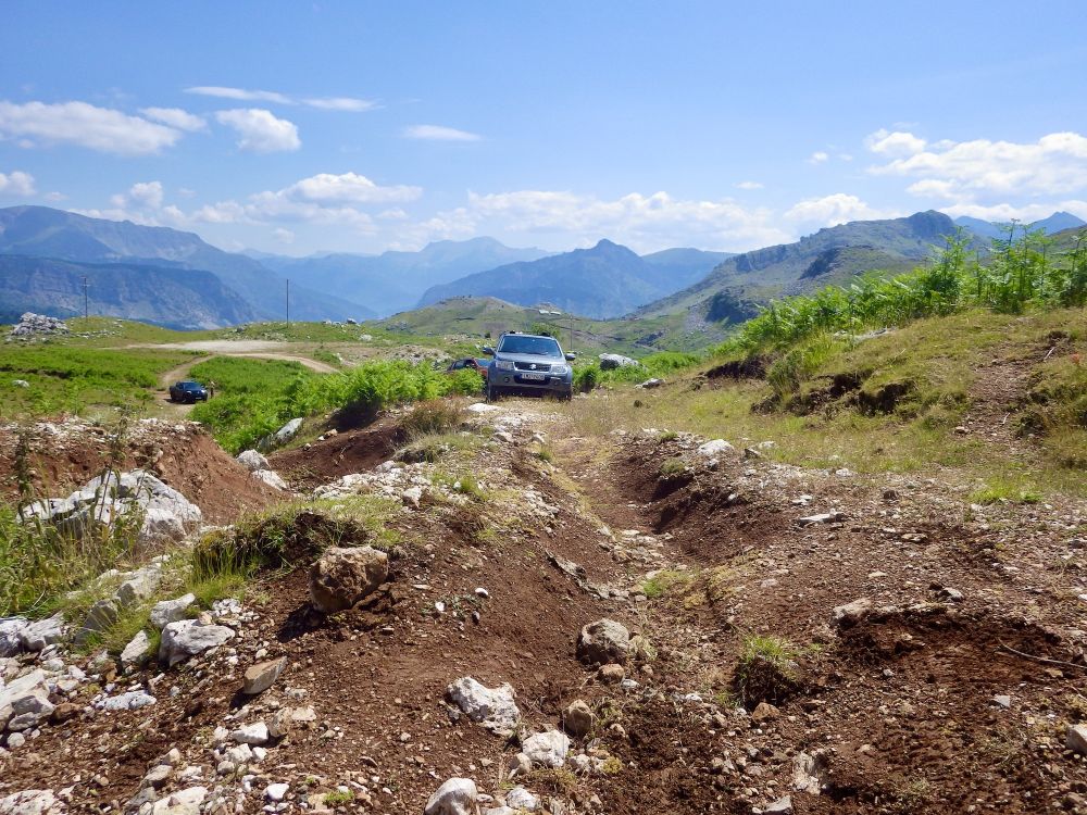 OFF-ROAD 4X4 ΣΤΑ ΕΠΙΒΛΗΤΙΚΑ ΒΟΥΝΑ ΜΕ ΤΙΣ ΕΝΤΥΠΩΣΙΑΚΕΣ ΚΟΡΥΦΕΣ ΣΤΑ ΔΥΤΙΚΑ ΤΗΣ ΚΕΝΤΡΙΚΗ ΠΙΝΔΟΥ