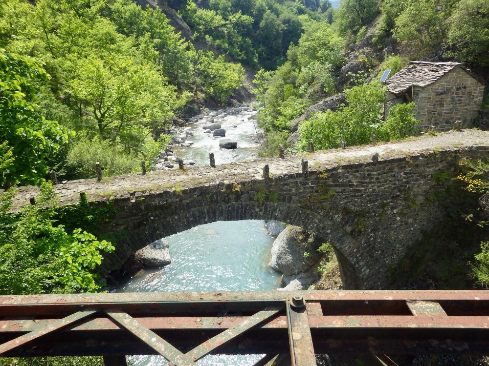 OFF-ROAD 4X4 ΣΤΑ ΕΠΙΒΛΗΤΙΚΑ ΒΟΥΝΑ ΜΕ ΤΙΣ ΕΝΤΥΠΩΣΙΑΚΕΣ ΚΟΡΥΦΕΣ ΣΤΑ ΔΥΤΙΚΑ ΤΗΣ ΚΕΝΤΡΙΚΗ ΠΙΝΔΟΥ