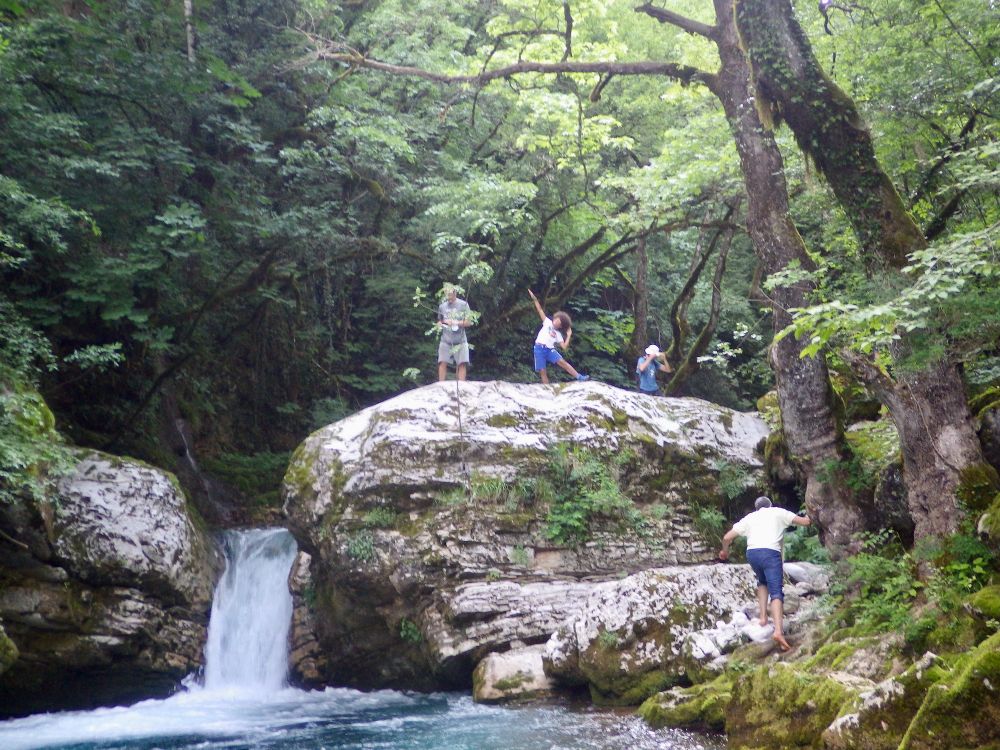 OFF-ROAD 4X4 ΣΤΑ ΕΠΙΒΛΗΤΙΚΑ ΒΟΥΝΑ ΜΕ ΤΙΣ ΕΝΤΥΠΩΣΙΑΚΕΣ ΚΟΡΥΦΕΣ ΣΤΑ ΔΥΤΙΚΑ ΤΗΣ ΚΕΝΤΡΙΚΗ ΠΙΝΔΟΥ