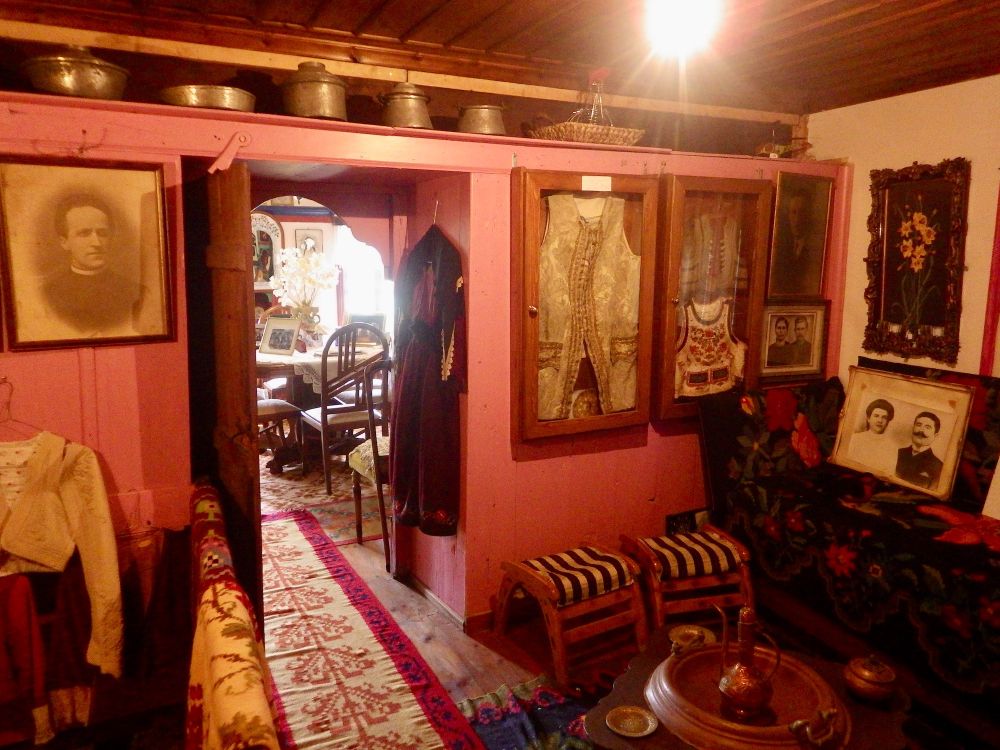 OFF-ROAD 4X4 ΣΤΑ ΕΠΙΒΛΗΤΙΚΑ ΒΟΥΝΑ ΜΕ ΤΙΣ ΕΝΤΥΠΩΣΙΑΚΕΣ ΚΟΡΥΦΕΣ ΣΤΑ ΔΥΤΙΚΑ ΤΗΣ ΚΕΝΤΡΙΚΗ ΠΙΝΔΟΥ