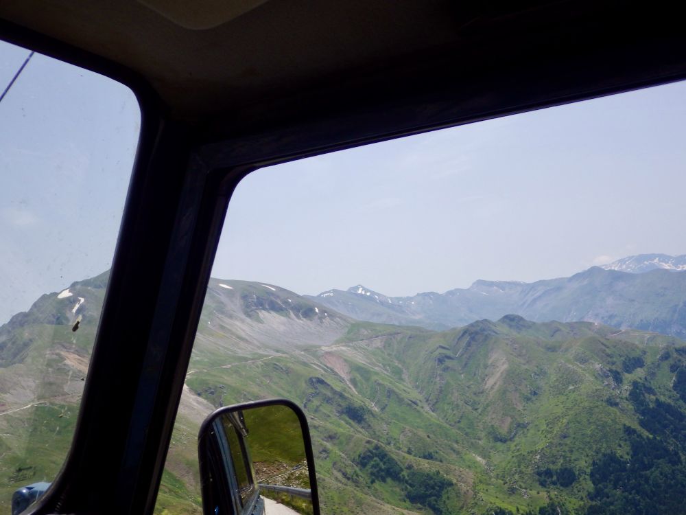 OFF-ROAD 4X4 ΣΤΑ ΕΠΙΒΛΗΤΙΚΑ ΒΟΥΝΑ ΜΕ ΤΙΣ ΕΝΤΥΠΩΣΙΑΚΕΣ ΚΟΡΥΦΕΣ ΣΤΑ ΔΥΤΙΚΑ ΤΗΣ ΚΕΝΤΡΙΚΗ ΠΙΝΔΟΥ