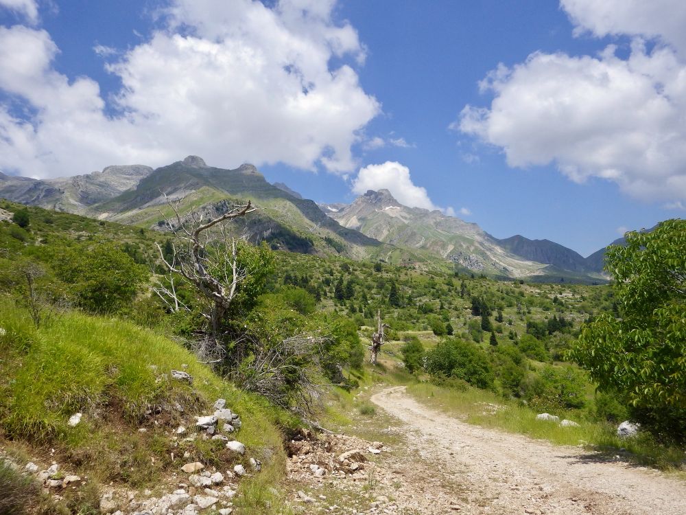 OFF-ROAD 4X4 ΣΤΑ ΕΠΙΒΛΗΤΙΚΑ ΒΟΥΝΑ ΜΕ ΤΙΣ ΕΝΤΥΠΩΣΙΑΚΕΣ ΚΟΡΥΦΕΣ ΣΤΑ ΔΥΤΙΚΑ ΤΗΣ ΚΕΝΤΡΙΚΗ ΠΙΝΔΟΥ